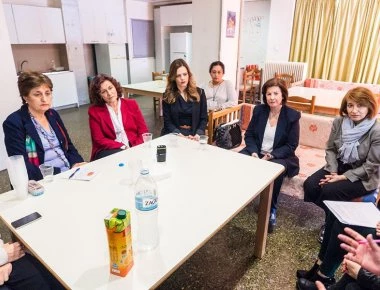 Ε. Αχτσιόγλου και Θ.Φωτίου σε ξενώνα φιλοξενίας για γυναίκες θύματα έμφυλης βίας (φωτό)